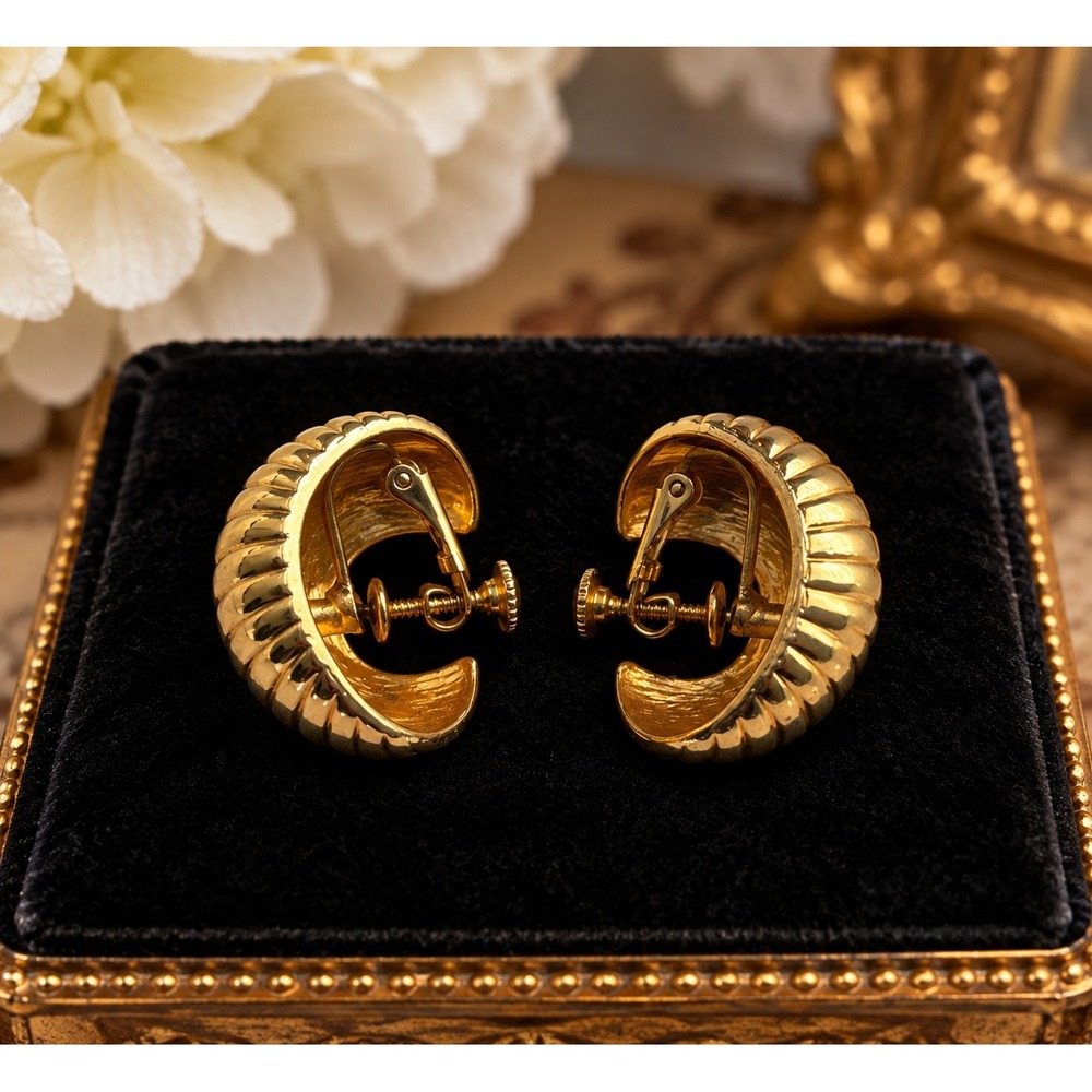Vintage Vendome Gold Tone Ribbed Shrimp Half Hoop Screw Back Clip On Earrings